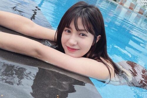 “甜美女神”下面全湿！一侧身曝“完美胸型”大晒白皙美背