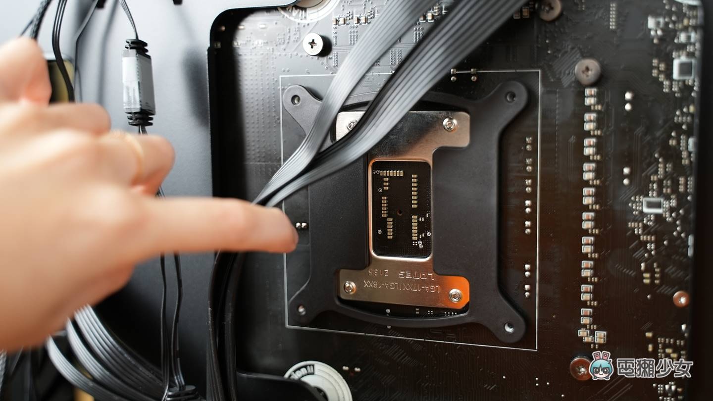 一体式水冷安装真的不难！顶尖 CPU Intel Core™ i9-12900KS 教你如何在家简易超频