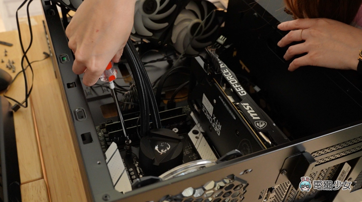 一体式水冷安装真的不难！顶尖 CPU Intel Core™ i9-12900KS 教你如何在家简易超频