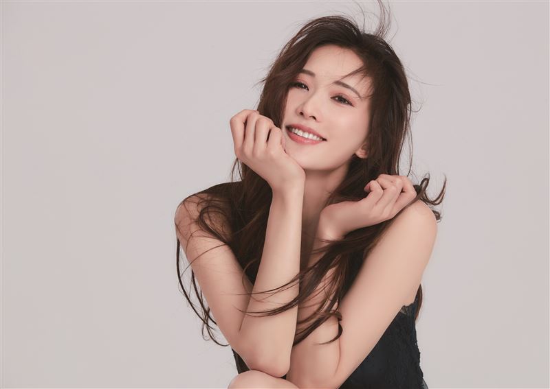 林志玲今年发行新书《刚刚好的优雅-志玲姊姊修养之道》。（图／远流出版提供）