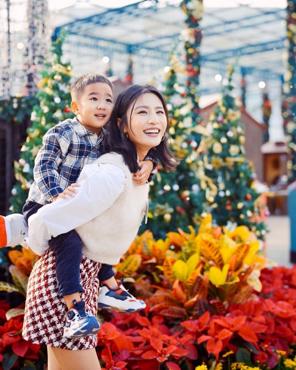 Coffee林芊妤3岁儿子掀上衣...竟有腹肌+马甲线！ 娱乐资讯 图1张
