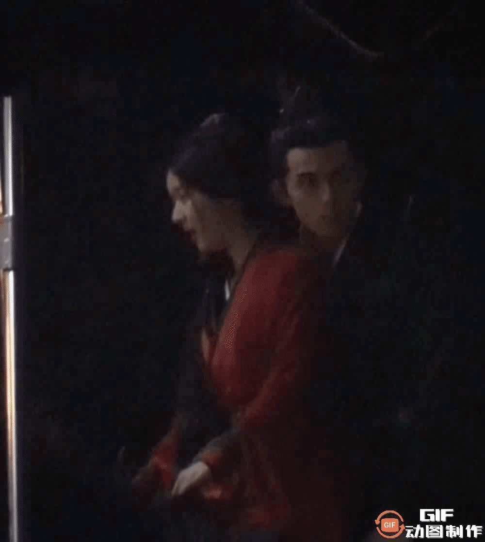 吴磊、赵露思骑马抓代拍！三石弟弟鹰眼上身 还拿出激光笔！ 娱乐资讯 图2张