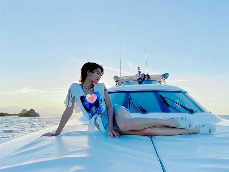 林真亦近日解隔恢复“一线女星”秒换上出海拍摄影片。（图／翻摄自zhenyi_yuna IG）