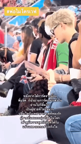 羡慕妒忌！ 王嘉尔双膝下跪接小男孩礼物...温柔亲额头 娱乐资讯 图2张
