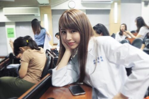 校花营养师比基尼“太暴力”遮错重点！洋装全脱巨到遮不住