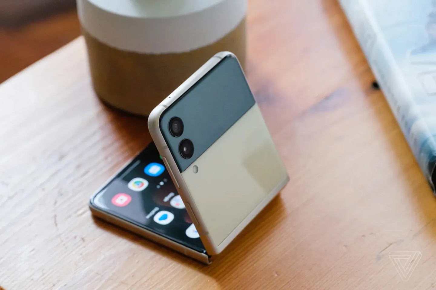 年销售 1,000 万台!三星称折叠手机成未来趋势:Flip 比 Fold 更受消费者青睐 内容图3 潮品文-大潮社旗下实时最新热点娱乐时尚数码等新闻资讯网站! 年销售 1,000 万台!三星称折叠手机成未来趋势:Flip 比 Fold 更受消费者青睐