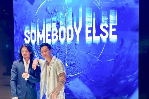 用 iPhone 13 Pro Max 下水拍出超美画面！高尔宣兄弟公开新单曲〈Somebody Else〉MV 拍摄历程