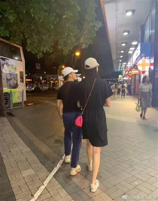 赌王帅儿与妻街头放闪！身高差再热议　网验证：165公分 时尚资讯 图3张