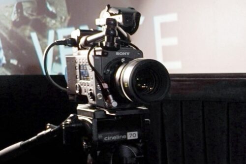 出门｜Sony 全新数位电影摄影机 VENICE 2 登场！《捍卫战士：独行侠》、《王冠》、《灰影人》等作品都是用 VENICE 拍的！