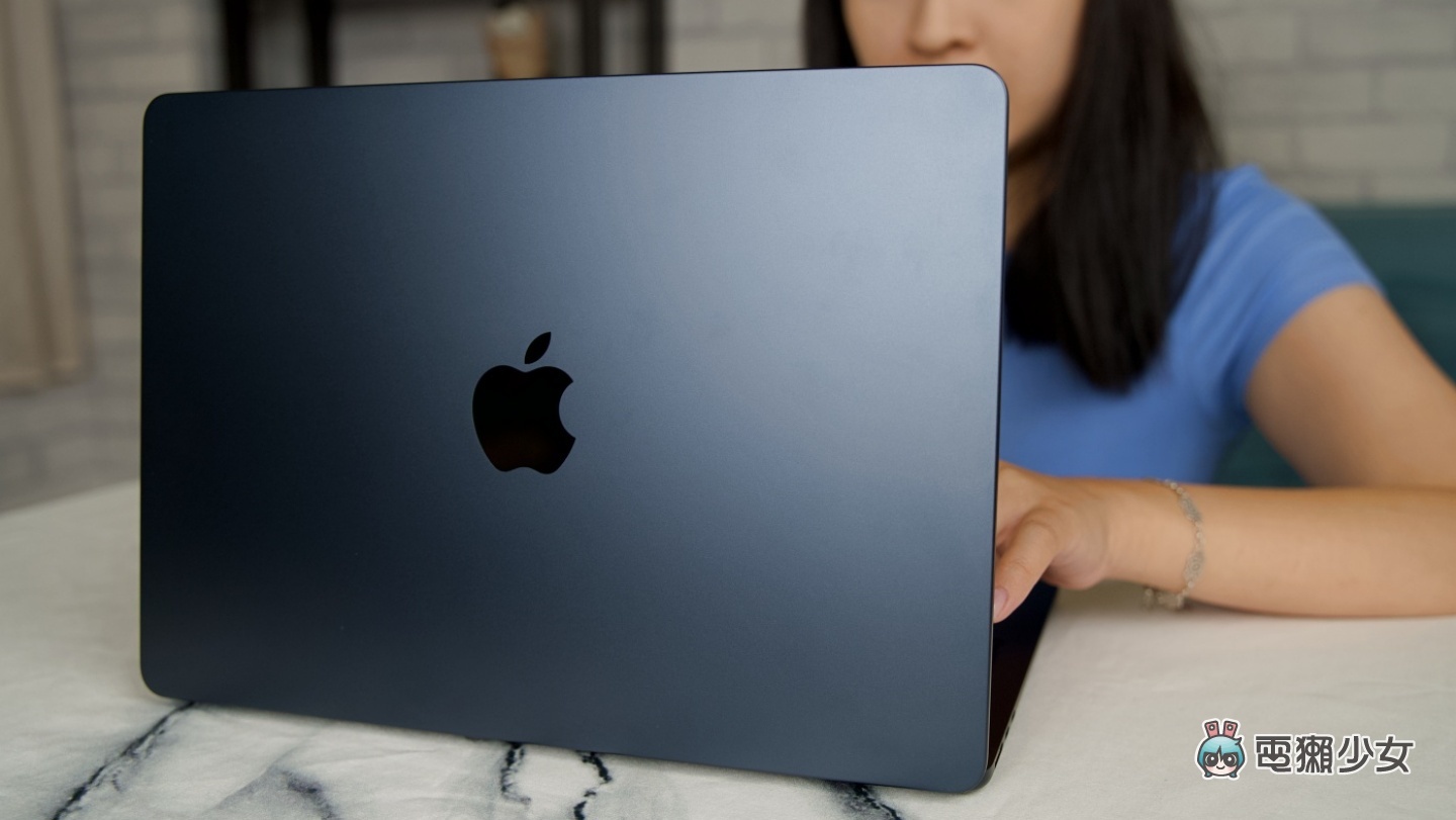 开箱｜M2 MacBook Air 开箱评测！重量变轻超有感！值不值得买？实际上手使用心得老实说
