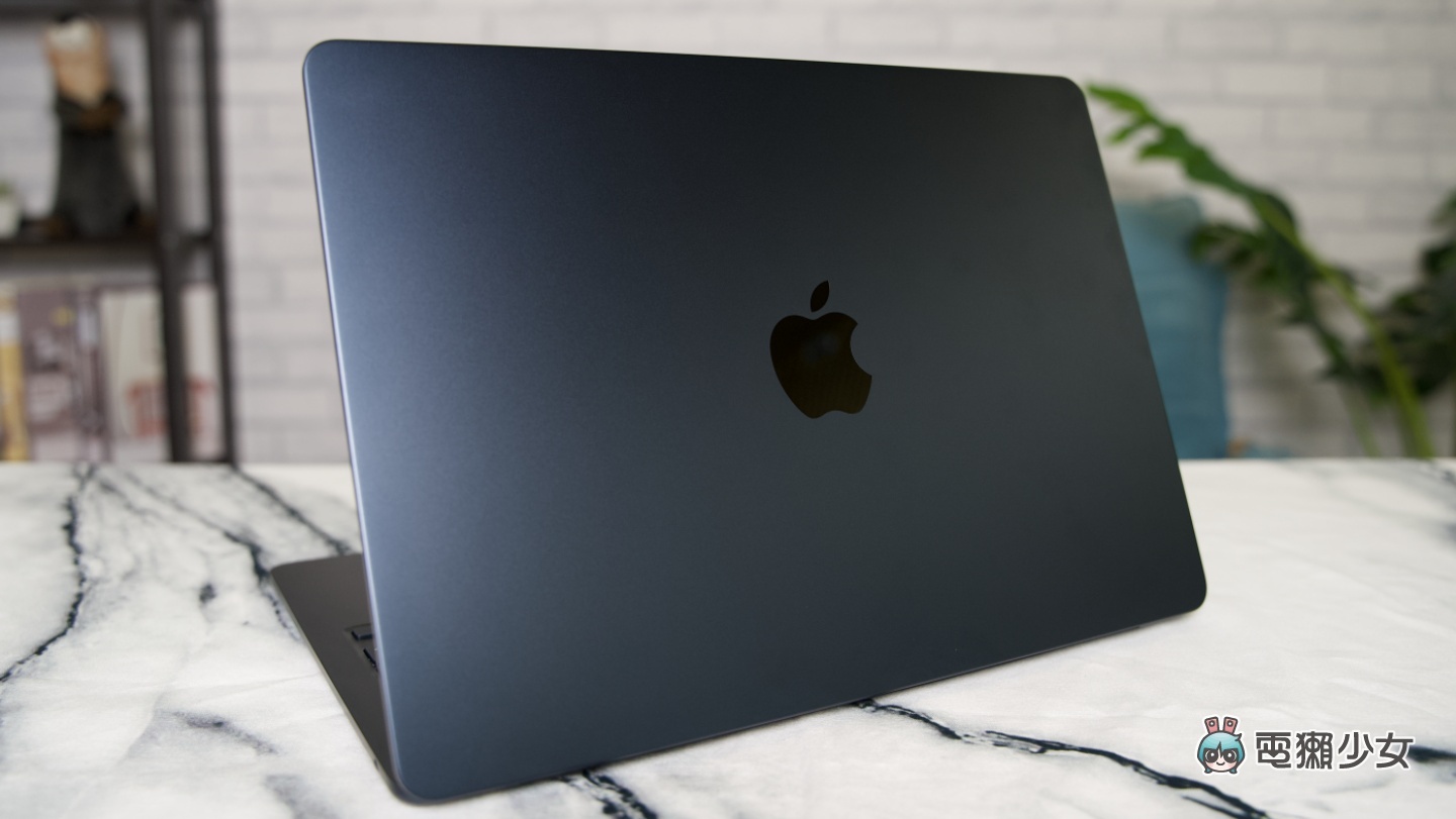 开箱｜M2 MacBook Air 开箱评测！重量变轻超有感！值不值得买？实际上手使用心得老实说