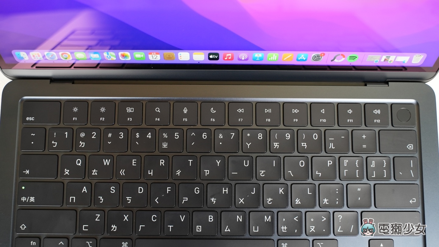 开箱｜M2 MacBook Air 开箱评测！重量变轻超有感！值不值得买？实际上手使用心得老实说
