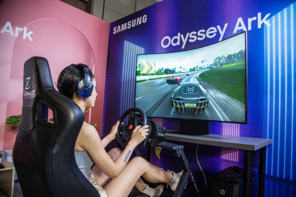 三星发表超大尺寸曲面萤幕:55 吋 1000R 奥德赛 Odyssey Ark!早鸟买就送 PS5 内容图4 潮品文-大潮社旗下实时最新热点娱乐时尚数码等新闻资讯网站! 三星发表超大尺寸曲面萤幕:55 吋 1000R 奥德赛 Odyssey Ark!早鸟买就送 PS5