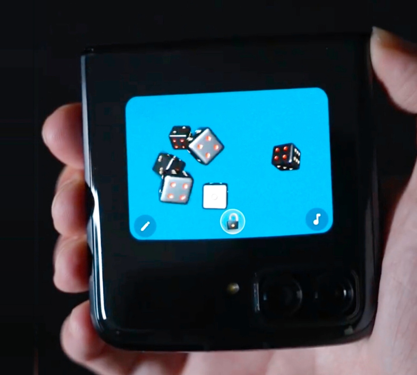 小折叠手机之争:Motorola razr 2022 和三星 Galaxy Z Flip4 的封面萤幕之战? 内容图7 潮品文-大潮社旗下实时最新热点娱乐时尚数码等新闻资讯网站! 小折叠手机之争:Motorola razr 2022 和三星 Galaxy Z Flip4 的封面萤幕之战?