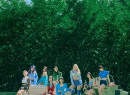 子瑜躺沙发“激露小蛮腰”罕见部位被看光！网友暴动想重播