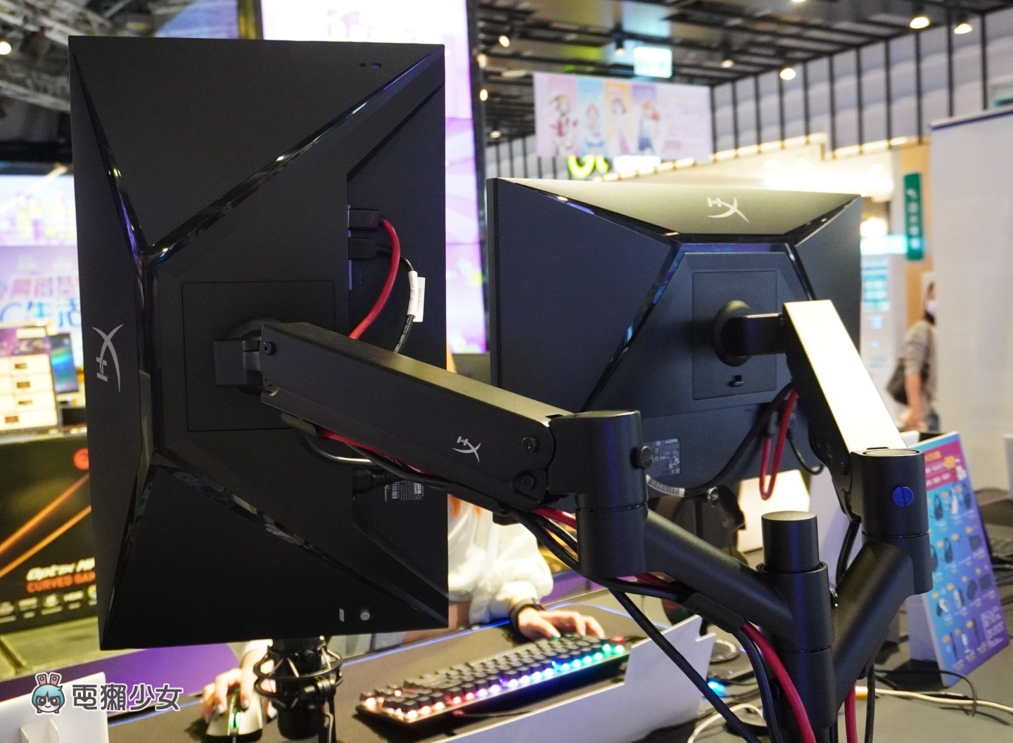 出门｜HyperX 全新 Armada 25 与 27 吋电竞萤幕在台上市！随附桌面支架让你轻松腾出额外空间 数码科技 图5张