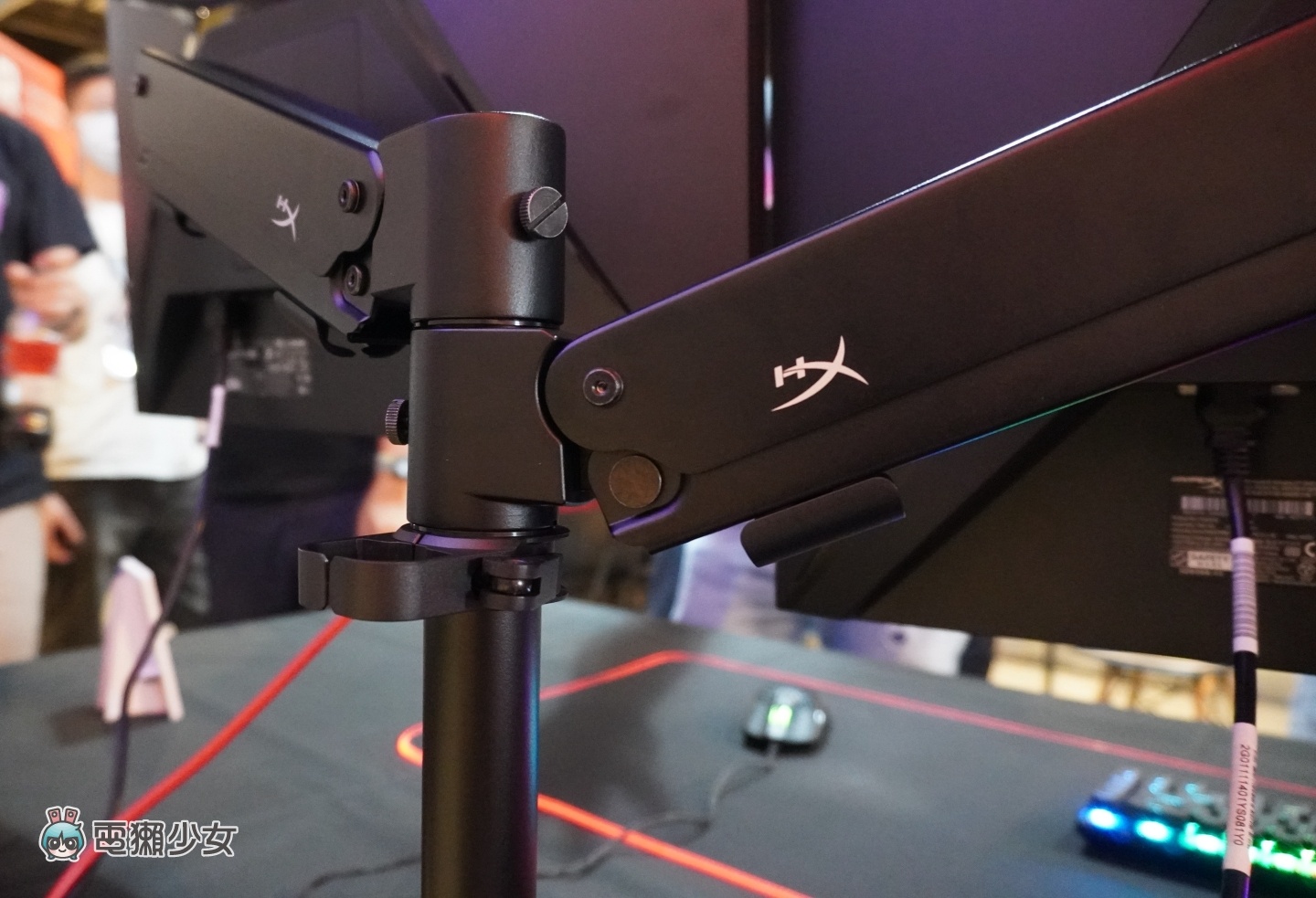出门｜HyperX 全新 Armada 25 与 27 吋电竞萤幕在台上市！随附桌面支架让你轻松腾出额外空间 数码科技 图6张