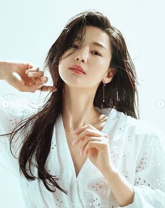 全智贤看不出来已经当妈了。（图／翻摄自IG／junjihyun.official）