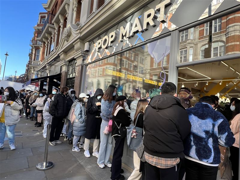 席卷全球潮玩品牌来台!泡泡玛特内地中国台湾首店这天开幕 内容图3 潮品文-大潮社旗下实时最新热点娱乐时尚数码等新闻资讯网站! POP MART泡泡玛特于今年1月于伦敦开立欧洲首店,开幕当日吸引大量排队人潮。(图/品牌提供)