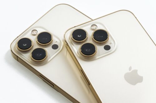 iPhone 14 Pro 的挖孔可能会是长条胶囊状！麦克风的指示灯也有机会一并移至萤幕正上方