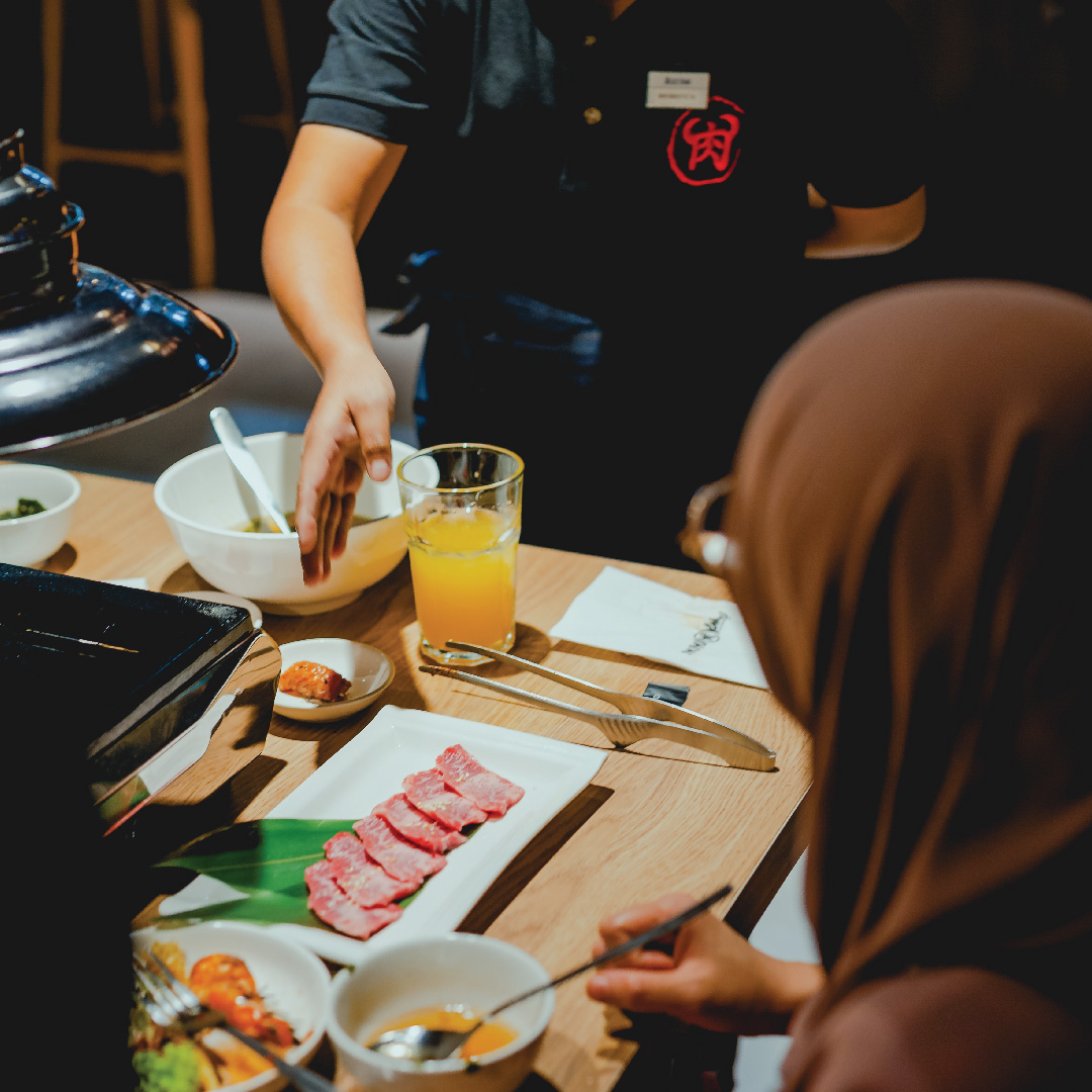 美食 I The Table by Isetan 里6家日式特色餐厅推荐：寿喜锅、烧烤、炸猪排、日式酒吧、拉面和铁板烧 更多热点 图13张