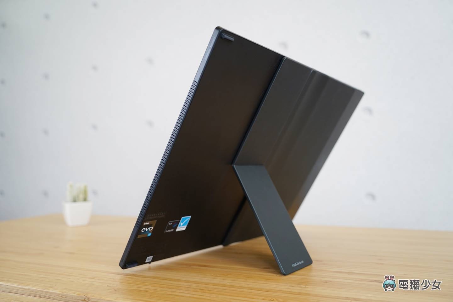 折叠笔电来了!Zenbook 17 Fold OLED 是平板也是笔电,使用心得与感想 内容图5 潮品文-大潮社旗下实时最新热点娱乐时尚数码等新闻资讯网站! 折叠笔电来了!Zenbook 17 Fold OLED 是平板也是笔电,使用心得与感想