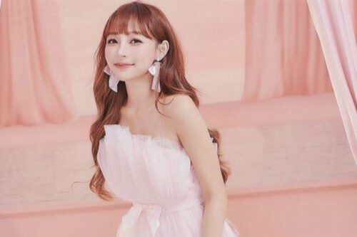 林襄“想睡被偷拍”　双腿交叉坐地险走光！网惊：邪恶视角