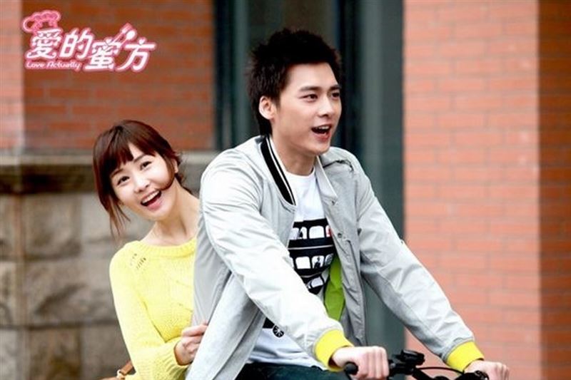 &nbsp;李易峰唯一认爱过就是韩国女星李多海（左）。（图／翻摄自《爱的蜜方》剧照）