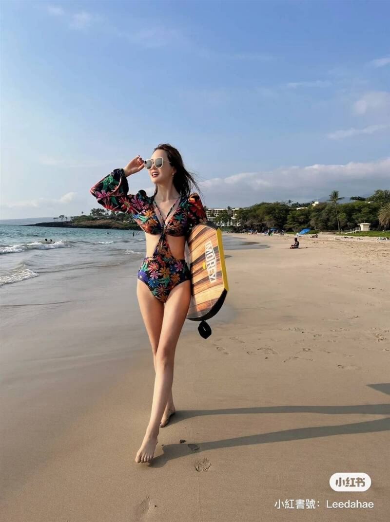 李多海身穿精致泳装，秀出小蛮腰与修长美腿。（图／翻摄自Leedahae小红书）