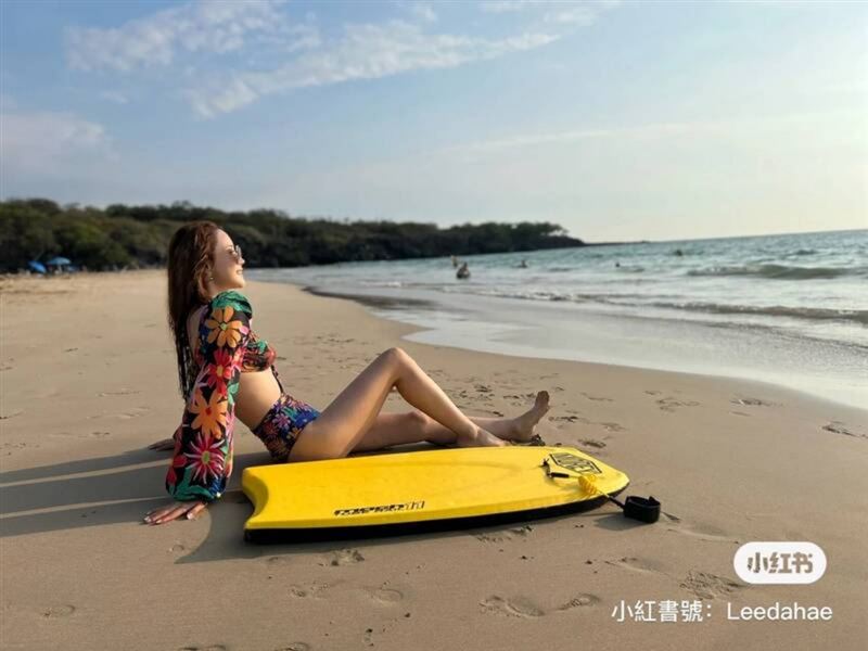 李多海身穿精致泳装，秀出小蛮腰与修长美腿。（图／翻摄自Leedahae小红书）