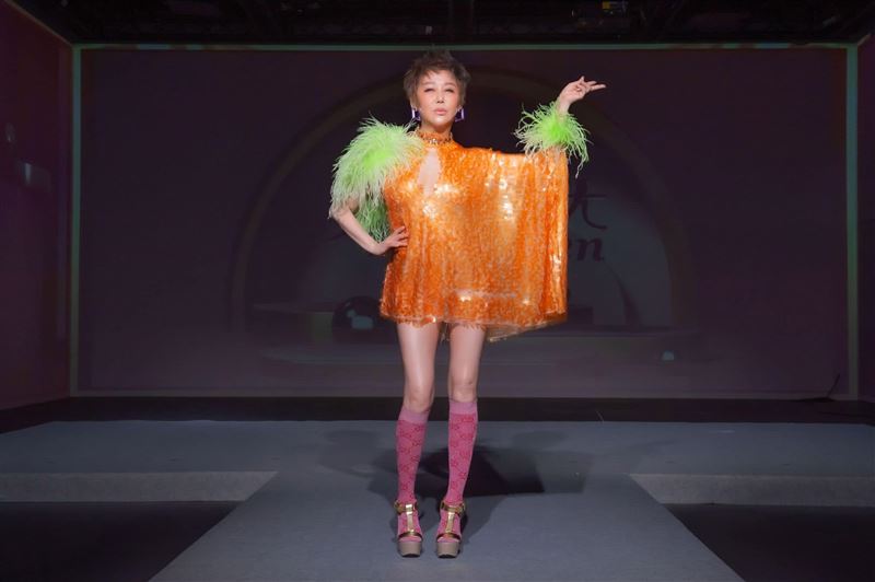 蓝心湄叫何如芸放松，慢慢鼓励她。（图／翻摄自蓝心湄脸书）