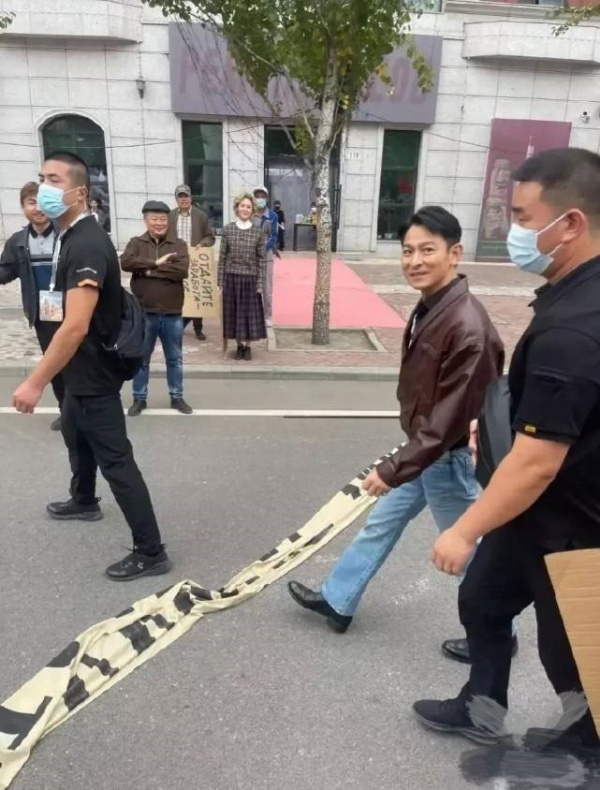 刘德华惨被拍成130CM小矮人！还用作电影宣传照 娱乐资讯 图1张