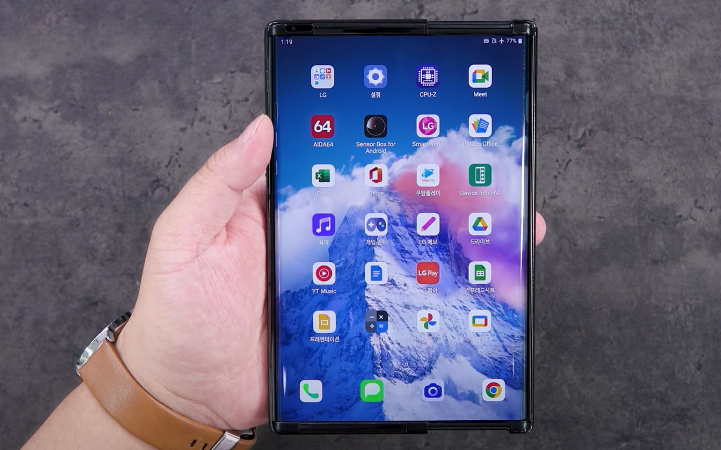 LG 退出手机业务前的遗憾，完成度极高的卷轴手机‘ LG Rollable ’开箱！你打几分？