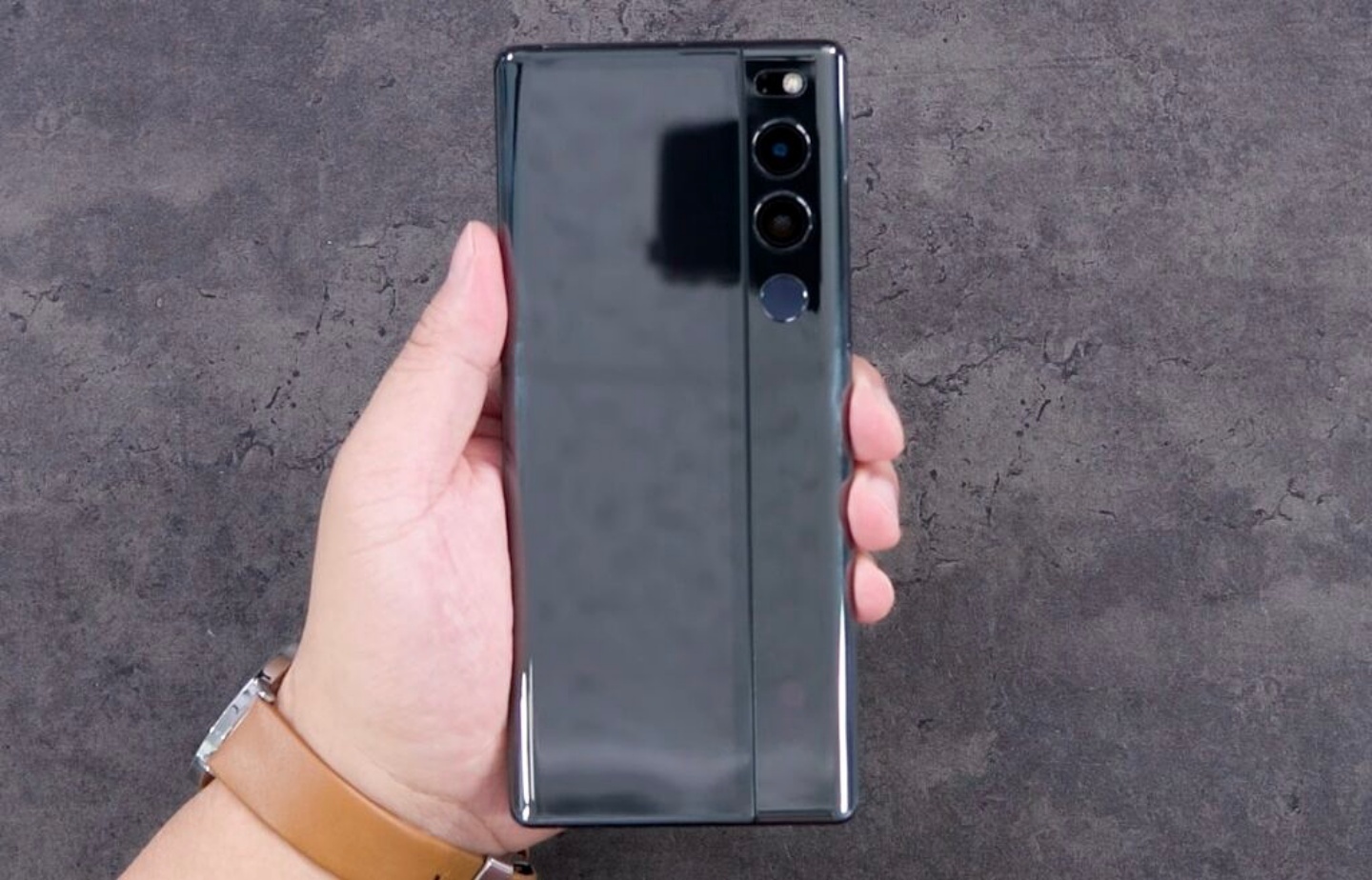 LG 退出手机业务前的遗憾，完成度极高的卷轴手机‘ LG Rollable ’开箱！你打几分？