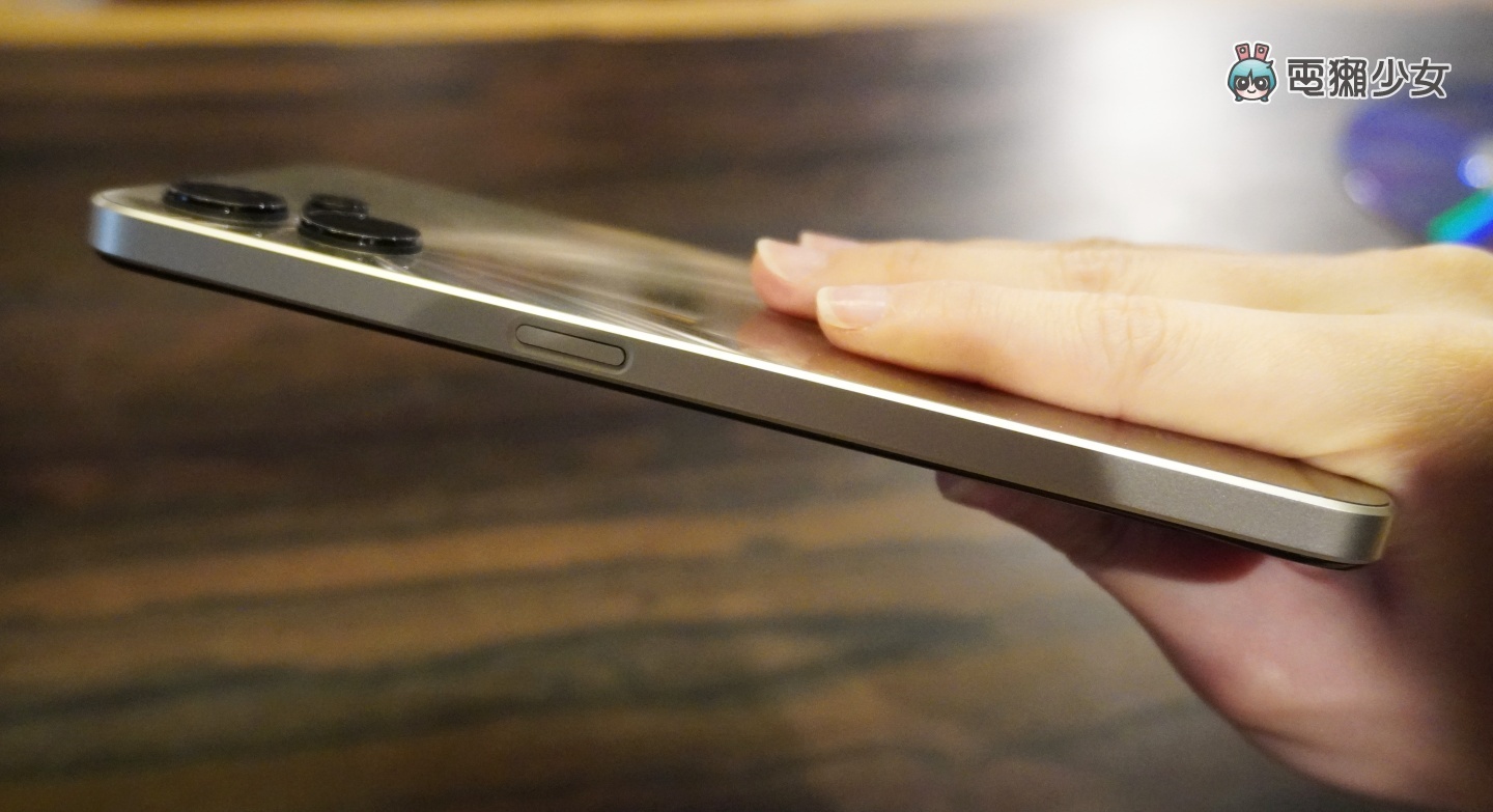 出门|realme 9i 5G 复刻 CD 光感设计超吸睛!售价新台币 7,990 元 将于 9/23 在台开卖 内容图4 潮品文-大潮社旗下实时最新热点娱乐时尚数码等新闻资讯网站! 出门|realme 9i 5G 复刻 CD 光感设计超吸睛!售价新台币 7,990 元 将于 9/23 在台开卖