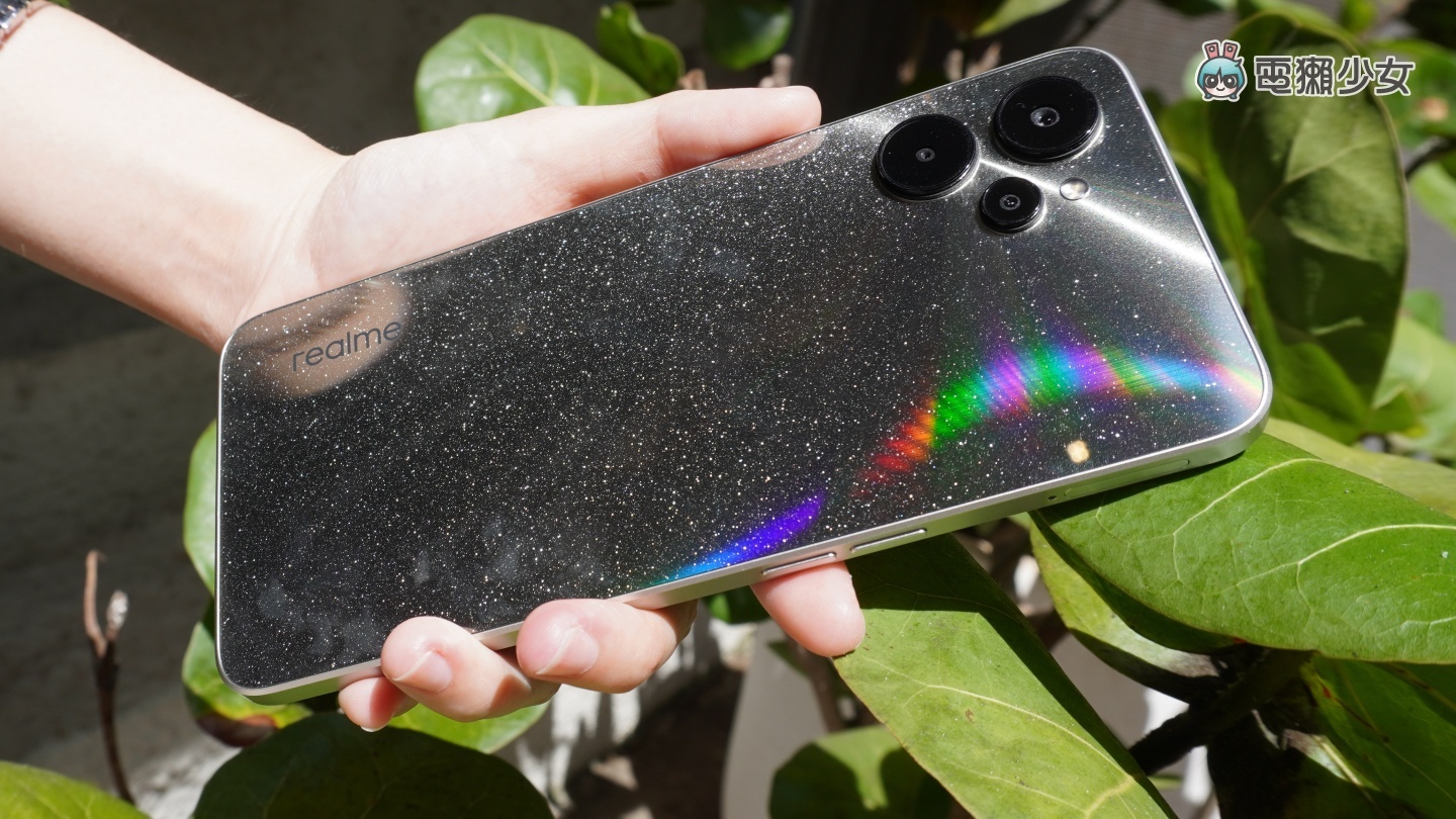 出门|realme 9i 5G 复刻 CD 光感设计超吸睛!售价新台币 7,990 元 将于 9/23 在台开卖 内容图3 潮品文-大潮社旗下实时最新热点娱乐时尚数码等新闻资讯网站! 出门|realme 9i 5G 复刻 CD 光感设计超吸睛!售价新台币 7,990 元 将于 9/23 在台开卖