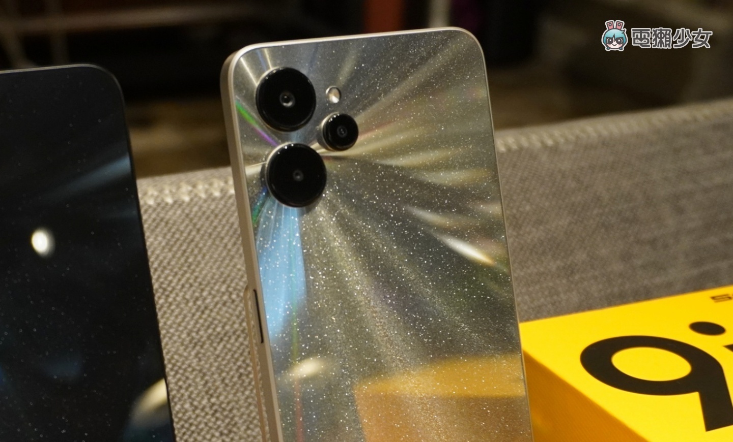 出门|realme 9i 5G 复刻 CD 光感设计超吸睛!售价新台币 7,990 元 将于 9/23 在台开卖 内容图7 潮品文-大潮社旗下实时最新热点娱乐时尚数码等新闻资讯网站! 出门|realme 9i 5G 复刻 CD 光感设计超吸睛!售价新台币 7,990 元 将于 9/23 在台开卖