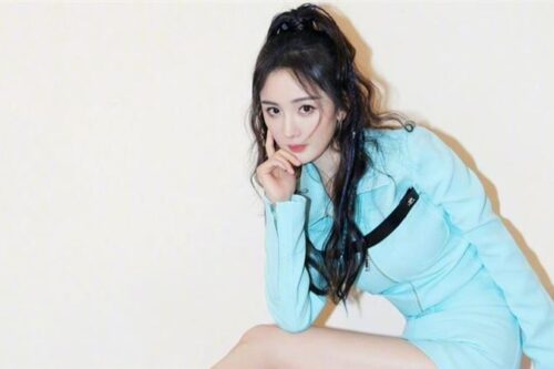 杨幂“全球首穿”薄荷蓝套装渲染初秋穿搭！纤细漫画腿成焦点