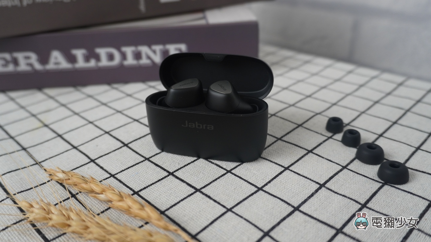 开箱|Jabra Elite 5 全新真无线蓝牙耳机上手玩!具备升级的混合主动降噪和无可挑剔的舒适度 内容图4 潮品文-大潮社旗下实时最新热点娱乐时尚数码等新闻资讯网站! 开箱|Jabra Elite 5 全新真无线蓝牙耳机上手玩!具备升级的混合主动降噪和无可挑剔的舒适度