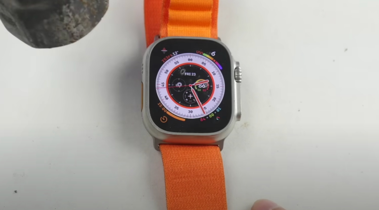 Apple Watch Ultra 够不够坚固？国外 YouTuber 拿铁锤猛敲 结果先被敲碎的是桌子 数码科技 图1张