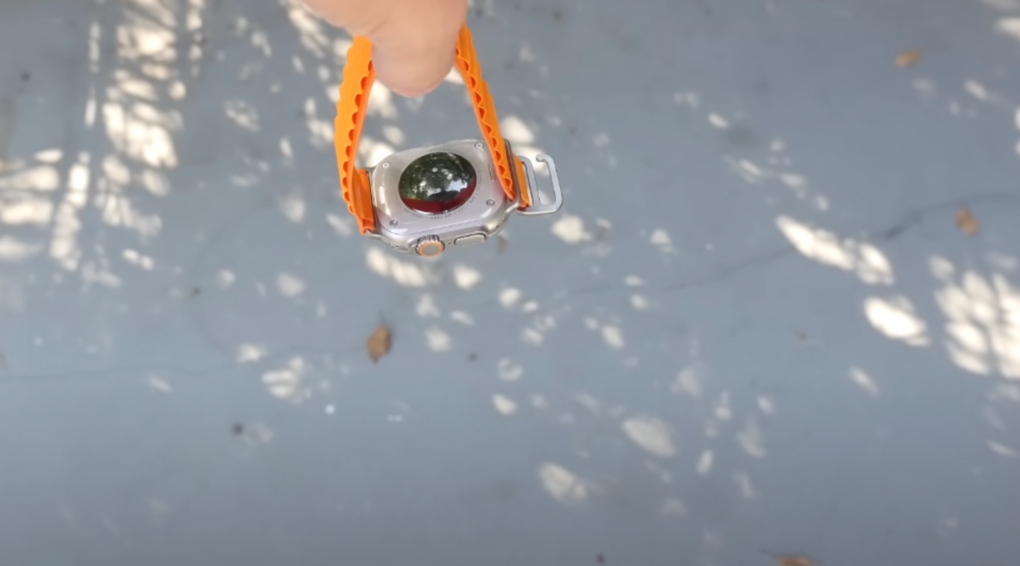 Apple Watch Ultra 够不够坚固？国外 YouTuber 拿铁锤猛敲 结果先被敲碎的是桌子 数码科技 图2张