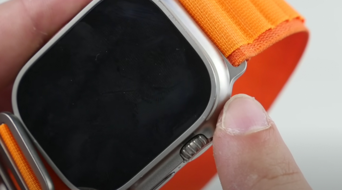 Apple Watch Ultra 够不够坚固？国外 YouTuber 拿铁锤猛敲 结果先被敲碎的是桌子 数码科技 图3张