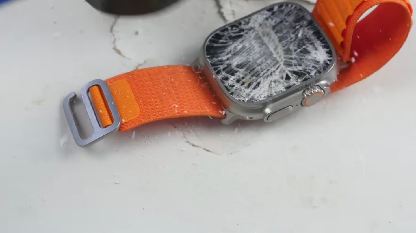 Apple Watch Ultra 够不够坚固？国外 YouTuber 拿铁锤猛敲 结果先被敲碎的是桌子 数码科技 图5张