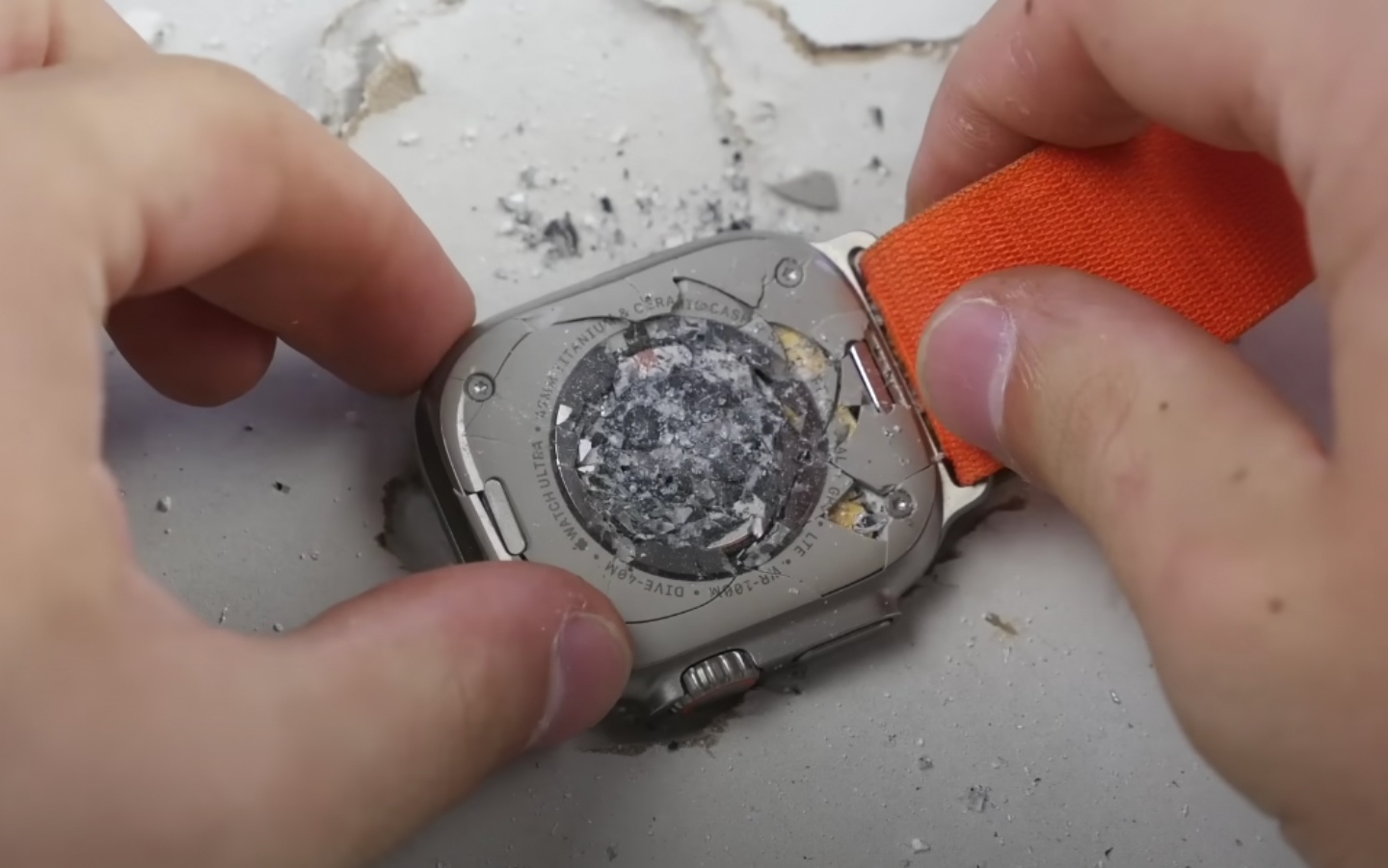 Apple Watch Ultra 够不够坚固？国外 YouTuber 拿铁锤猛敲 结果先被敲碎的是桌子 数码科技 图6张