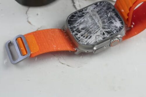 Apple Watch Ultra 够不够坚固？国外 YouTuber 拿铁锤猛敲 结果先被敲碎的是桌子