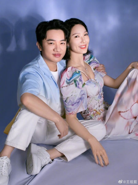 王祖蓝投诉李亚男“太过华姐”！洗完澡出来都是摆美姐pose 娱乐资讯 图3张