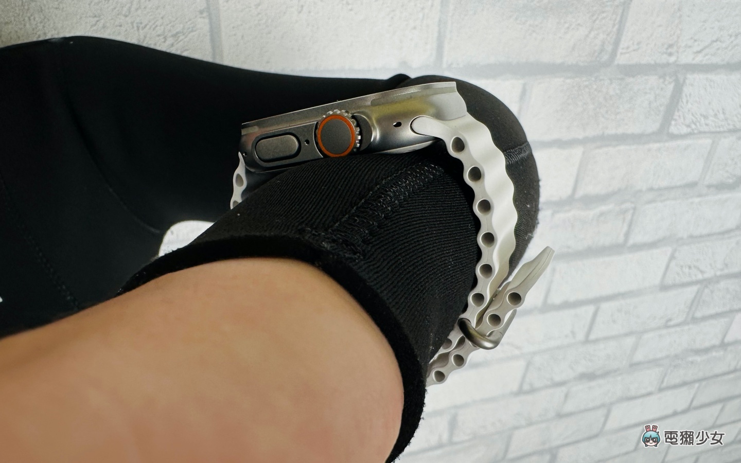 开箱|Apple Watch Ultra 实戴体验!女生戴会太大吗?重量感受如何?潜水防寒衣也没问题? 内容图13 潮品文-大潮社旗下实时最新热点娱乐时尚数码等新闻资讯网站! 开箱|Apple Watch Ultra 实戴体验!女生戴会太大吗?重量感受如何?潜水防寒衣也没问题?