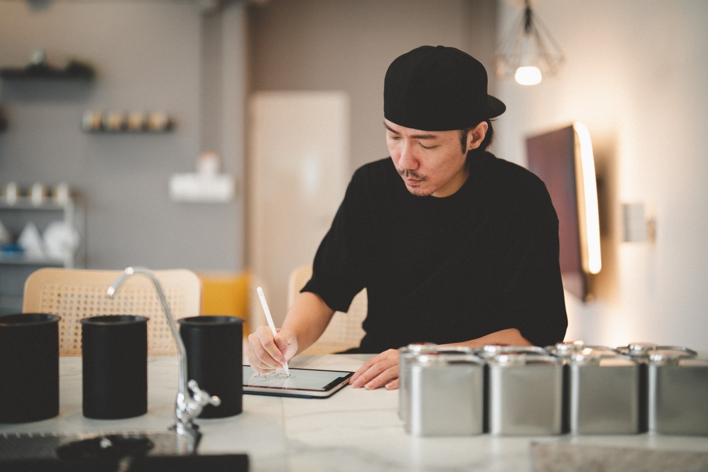 用 iPad Air 和 Apple Pencil 勾勒出咖啡厅的模样!听插画家 Ker Ker 分享奇妙的透视创作旅程 内容图1 潮品文-大潮社旗下实时最新热点娱乐时尚数码等新闻资讯网站! 用 iPad Air 和 Apple Pencil 勾勒出咖啡厅的模样!听插画家 Ker Ker 分享奇妙的透视创作旅程