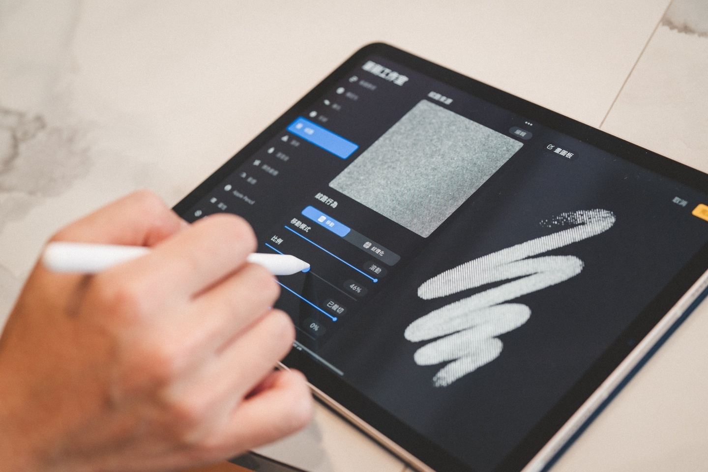 用 iPad Air 和 Apple Pencil 勾勒出咖啡厅的模样!听插画家 Ker Ker 分享奇妙的透视创作旅程 内容图5 潮品文-大潮社旗下实时最新热点娱乐时尚数码等新闻资讯网站! 用 iPad Air 和 Apple Pencil 勾勒出咖啡厅的模样!听插画家 Ker Ker 分享奇妙的透视创作旅程