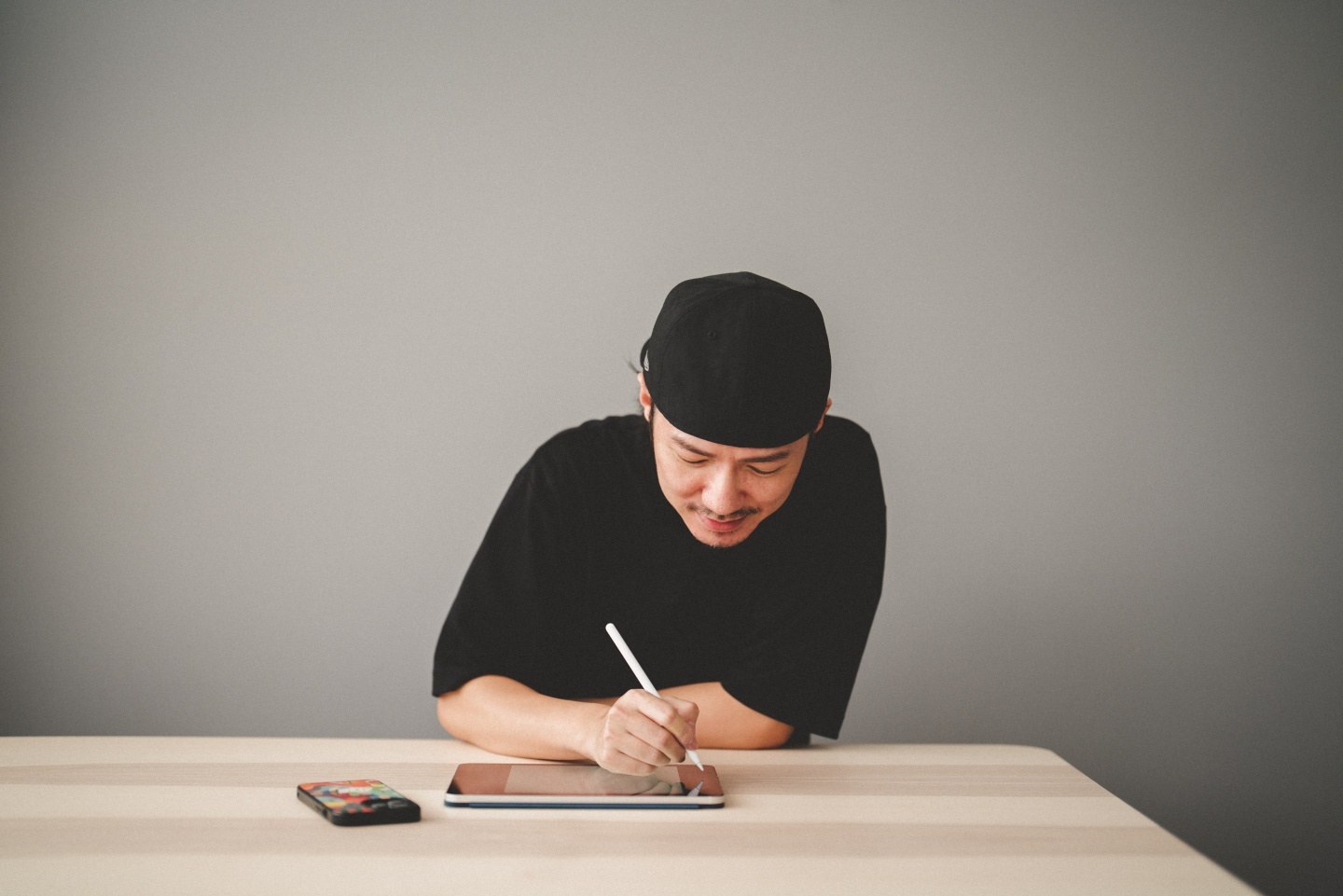 用 iPad Air 和 Apple Pencil 勾勒出咖啡厅的模样!听插画家 Ker Ker 分享奇妙的透视创作旅程 内容图6 潮品文-大潮社旗下实时最新热点娱乐时尚数码等新闻资讯网站! 用 iPad Air 和 Apple Pencil 勾勒出咖啡厅的模样!听插画家 Ker Ker 分享奇妙的透视创作旅程